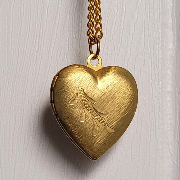 Antique Gold Plated Heart Photo Locket Necklace with Unique Design - Picture 10 of 11